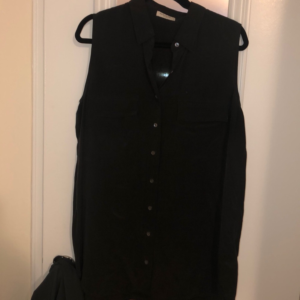 Equipment sleeveless top